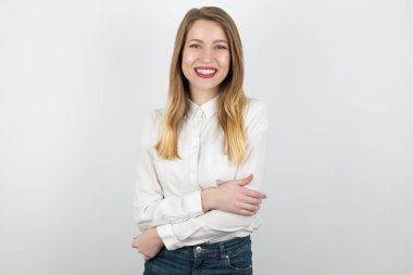 Genç, sarışın, soyutlanmış beyaz arka planda duran, gülümseyen, saf güzellik kavramı.