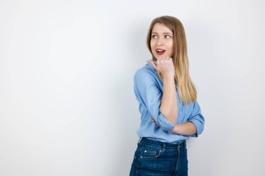 Genç, sarışın, heyecanlı kadın mutlu görünüyor. İzole edilmiş beyaz arka planda duran tabela gibi görünüyor.