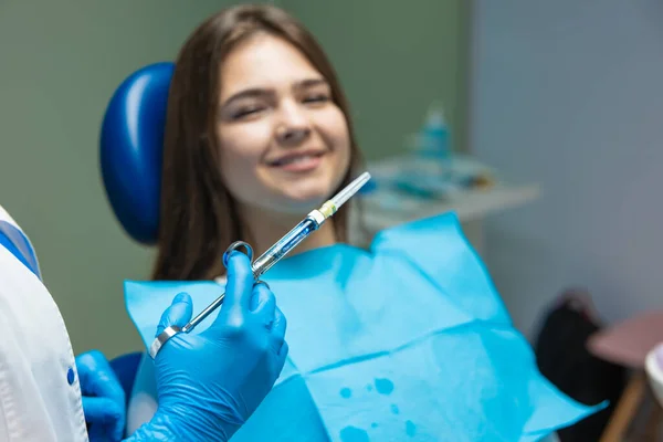 Kosmetolog v modrých lékařských rukavicích držící injekce biorevitalizace s hyaluronem před léčbou, detailní záběr, koncept medicíny a kosmetologie — Stock fotografie