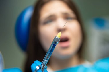 Kozmetik uzmanı, tedaviye başlamadan önce biyoevyalizasyon enjeksiyonları yapıyor. Yakın plan. Güzellik uzmanı güzellik kliniğinde mezoterapi ve yüz gerdirme ameliyatı yapıyor..