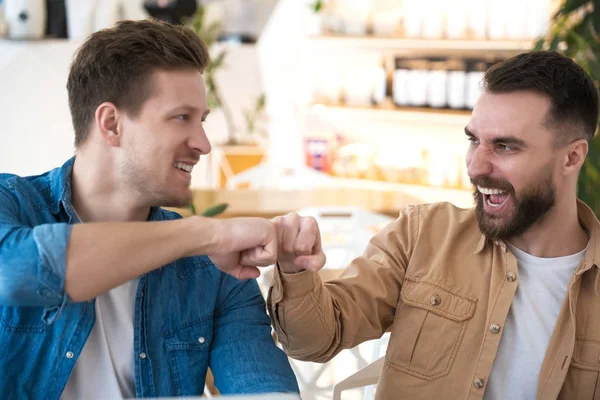 Két Kolléga Akik Öklüket Ütik Boldognak Tűnnek Nyernek Ebédszünetben Kávézóban — Stock Fotó