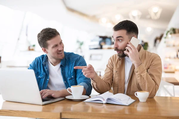 Två Framgångsrika Leende Kollegor Män Som Arbetar Lunchrasten Caféet Pekar — Stockfoto