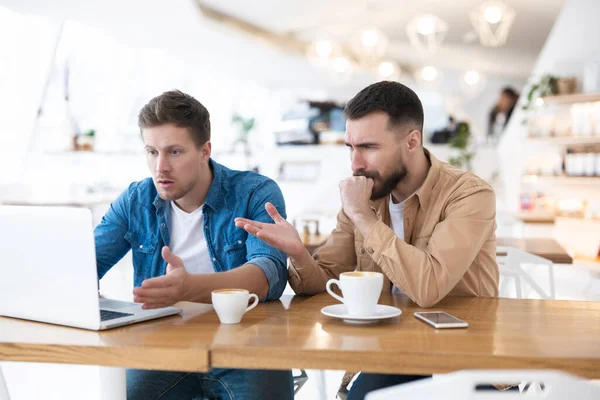 Två Förvirrade Kollegor Män Lösa Arbetsfrågor Lunchrasten Caféet Arbetar Sina — Stockfoto