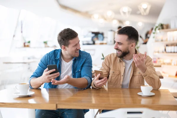 Två Stiliga Leende Kollegor Män Kontoret Kaffepausen Caféet Dricka Kaffe — Stockfoto