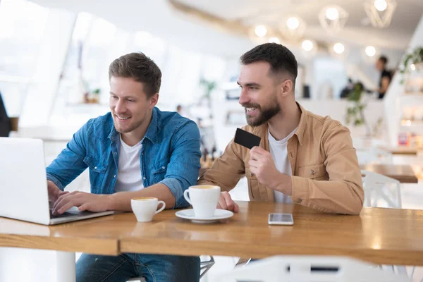 Två Framgångsrika Kollegor Män Lösa Arbetsfrågor Kaffepausen Caféet Ordna Online — Stockfoto