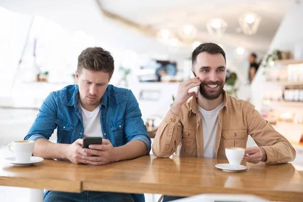 Dois Colegas Bonitos Homens Fora Escritório Durante Coffee Break Café — Fotografia de Stock