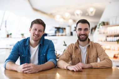 İki yakışıklı, gülümseyen iş arkadaşı kahve molası sırasında ofisin dışında neşeli, ruh hali ve duygu konsepti olan iki adam..