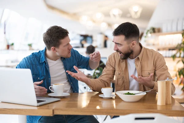 Kollegor Män Grälar Arbetsfrågor Lunchrasten Caféet Äter Sallad Annan Dricker — Stockfoto