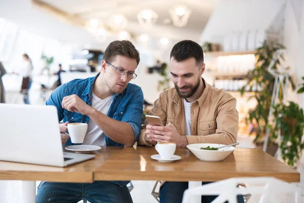 Två Framgångsrika Leende Kollegor Män Lösa Arbetsfrågor Kaffepausen Caféet Arbetar — Stockfoto