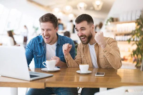 Två Stiliga Män Vänner Tittar Online Spel Hejar Sitt Favoritlag — Stockfoto