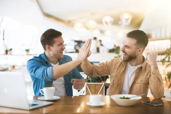 Två Kollegor Män Ger Varandra High Five Ser Vinnande Arbetar — Stockfoto