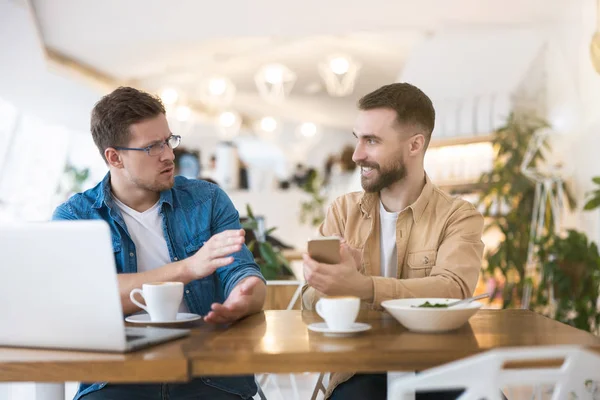 Dos Colegas Exitosos Hombres Resolviendo Problemas Trabajo Durante Descanso Café — Foto de Stock