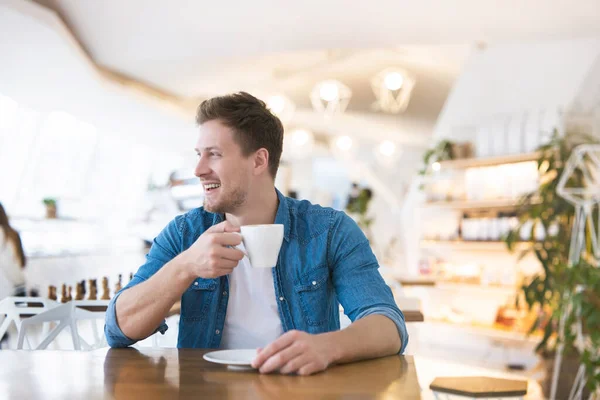 Joven Guapo Sonriente Hombre Bebe Café Durante Hora Almuerzo Cafetería —  Fotos de Stock