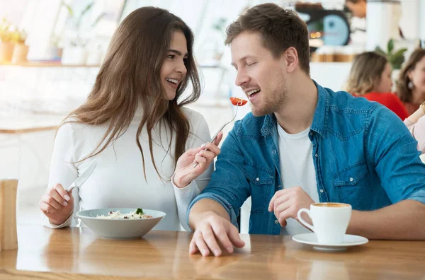 Joven Pareja Hermosa Mujer Alimenta Guapo Hombre Con Ensalada Beber — Foto de Stock