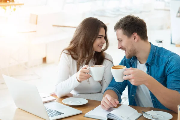 Joven Pareja Hermosa Mujer Guapo Hombre Beber Café Cafetería Mirándose — Foto de Stock