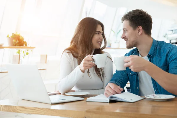 Jovem Casal Mulher Bonita Bonito Homem Bebendo Café Café Olhando — Fotografia de Stock