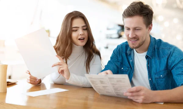 Joven Pareja Hermosa Mujer Guapo Hombre Celebración Menú Elegir Qué — Foto de Stock