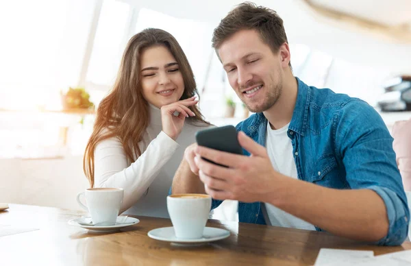 Ung Kvinna Dricker Kaffe Med Sin Man Han Håller Smarthone — Stockfoto