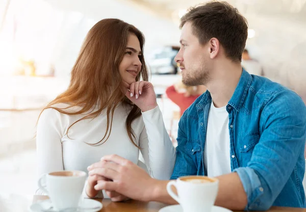 Ung Par Vacker Kvinna Håller Hand Med Sin Stiliga Man — Stockfoto