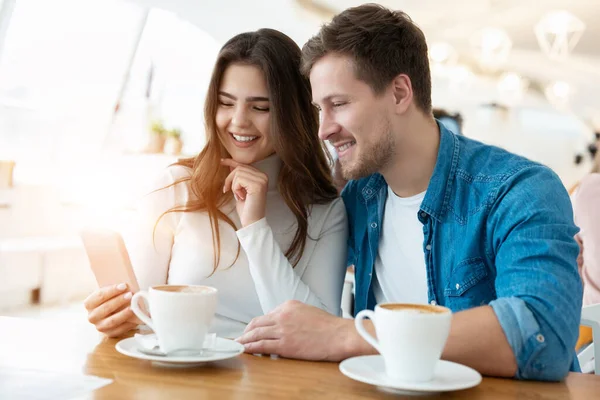 Ung Kvinna Dricker Kaffe Med Sin Man Hon Visar Honom — Stockfoto