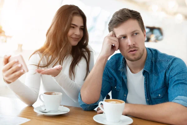 Jonge Vrouw Drinkt Koffie Met Haar Man Toont Hem Foto — Stockfoto