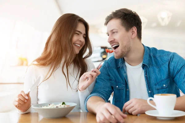 Jovem Casal Bela Mulher Alimenta Seu Homem Bonito Sorridente Com — Fotografia de Stock