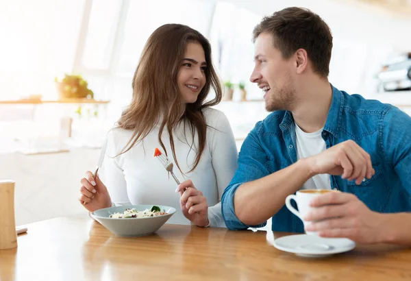 Jong Paar Mooi Vrouw Eet Salade Haar Knappe Man Drinkt — Stockfoto