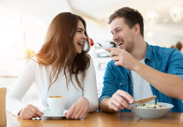 Jong Paar Knappe Man Voedt Zijn Mooie Vrouw Met Salade — Stockfoto