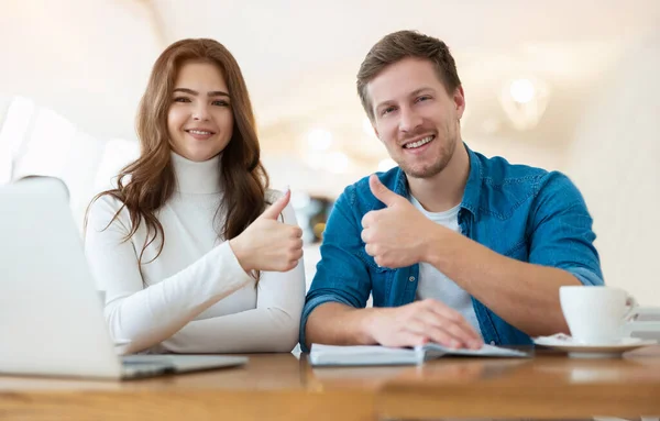 Två Unga Framgångsrika Kollegor Brunett Kvinna Och Stilig Man Ser — Stockfoto