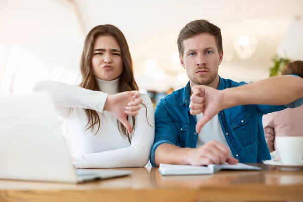 Dois Jovens Colegas Morena Mulher Bonito Homem Olhando Insatisfeito Trabalhando — Fotografia de Stock