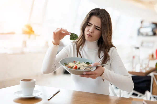 Jovem Bela Mulher Parece Insatisfeito Com Qualidade Salada Segurando Pedaço — Fotografia de Stock