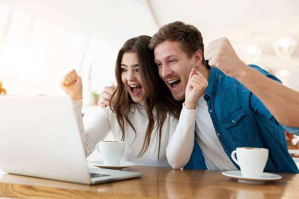 Jong Stel Mooie Vrouw Knappe Man Gebalde Hun Vuisten Winnende — Stockfoto