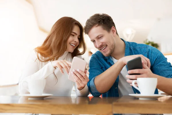 Ung Par Vacker Kvinna Och Stilig Man Sitter Café Kaffepausen — Stockfoto