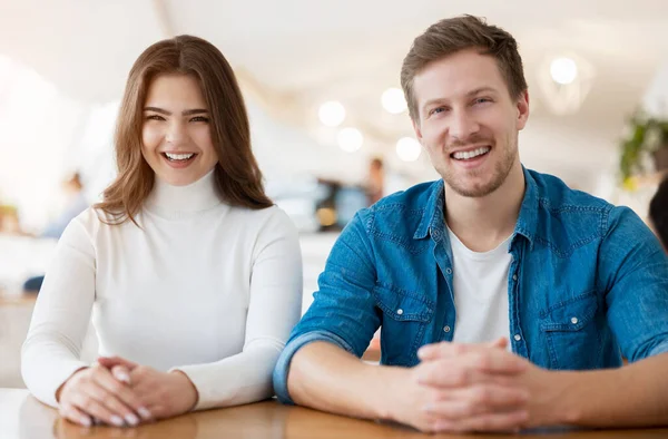 Ung Par Vacker Kvinna Och Stilig Man Sitter Café Kaffepausen — Stockfoto