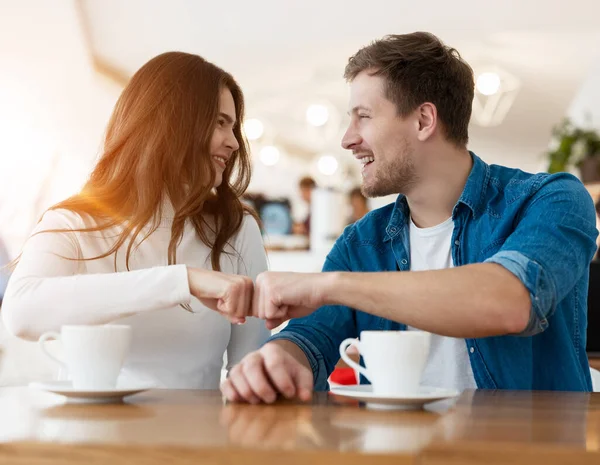 Ung Glad Brunett Kvinna Och Stilig Man Knyta Sina Knytnävar — Stockfoto