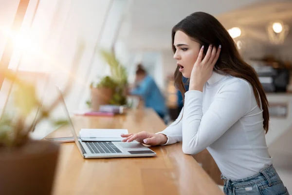 Ung Vacker Affärskvinna Arbetar Sin Bärbara Dator Ser Förvånad När — Stockfoto