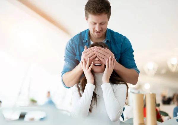 Ung Par Vacker Kvinna Och Stilig Man Överraska Sin Älskade — Stockfoto