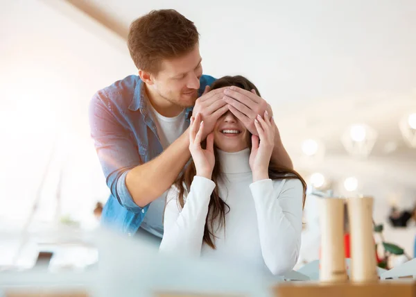 Jonge Knappe Man Staan Achter Zijn Geliefde Vrouw Verrassen Haar — Stockfoto