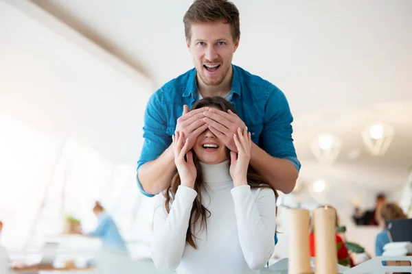 Ung Stilig Man Står Bakom Överraska Sin Älskade Kvinna Romantisk — Stockfoto