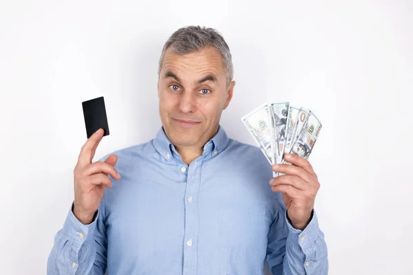 Hombre Adulto Con Pelo Gris Con Camisa Azul Sostiene Tarjeta — Foto de Stock