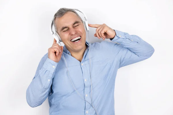 Adulto Sonriente Hombre Guapo Con Pelo Gris Con Camisa Azul —  Fotos de Stock