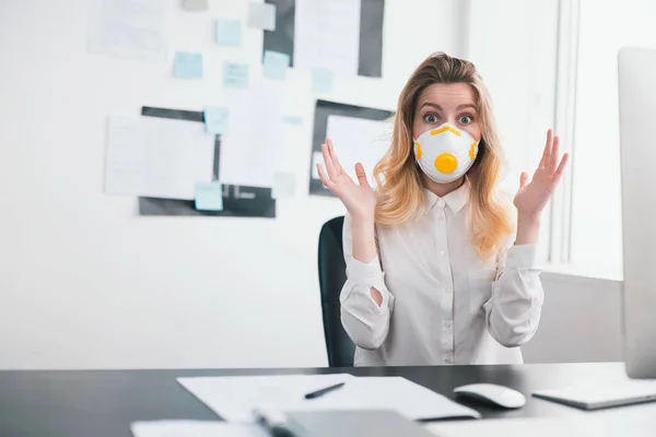Young Blond Woman Manager Looks Scared Working Office Covid Epidemy — Stock Photo, Image