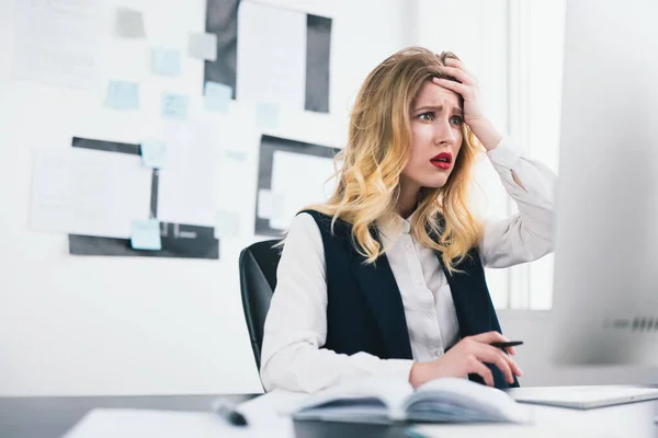 Giovane Bionda Bella Donna Manager Lavora Nel Suo Ufficio Moderno — Foto Stock