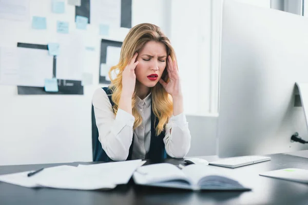 Giovane Donna Manager Lavora Nel Suo Ufficio Moderno Sembra Stanco — Foto Stock