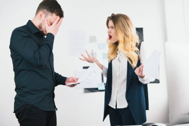 Genç kadın genel müdür, modern parlak ofisindeki önemli anlaşmadan önce uygunsuz belgeler hazırladığı için yöneticisine kızgın. Çoklu görev, alt düzey çalışan çatışması konsepti..