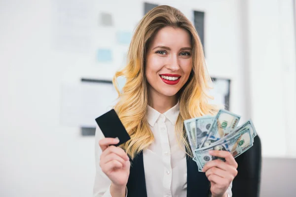 Joven Rubia Sonriente Mujer Negocios Sosteniendo Efectivo Como Baraja Tarjeta —  Fotos de Stock