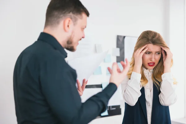 Uomo Manager Arrabbiò Con Sua Collega Donna Gli Errori Nella — Foto Stock