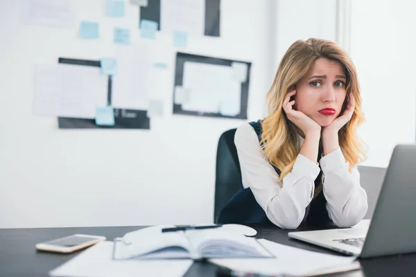 Giovane Bionda Bella Donna Manager Lavora Nel Suo Ufficio Moderno — Foto Stock