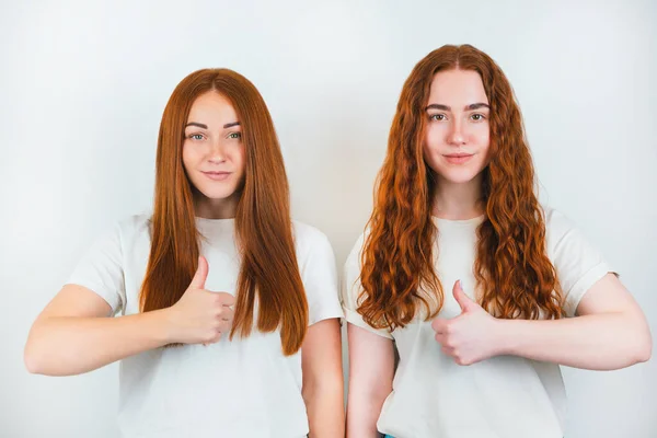Dvě Zrzavé Mladé Ženy Obě Vypadají Vážně Ukazující Jako Znamení — Stock fotografie