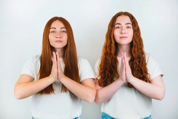 Due Giovani Donne Rosse Che Guardano Entrambe Pacificamente Mentre Tengono — Foto Stock